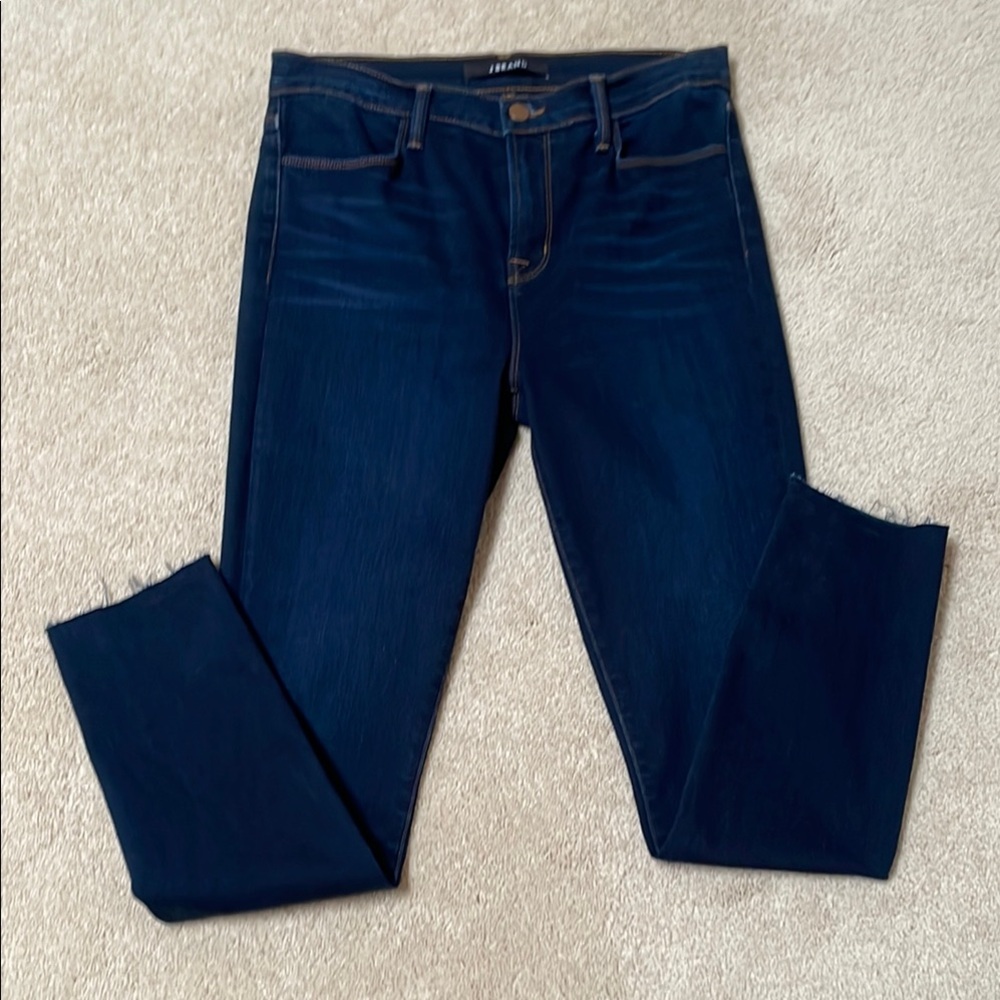 J Brand with contrast stitching. EUC barely worn. Frayed hem. 28” inseam.